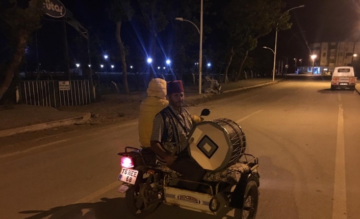 Bursa’nın Karacabey ilçesi Yeniköy’de vatandaşları sahura motosikletli davulcu kaldırıyor.
Karacabey ilçesi