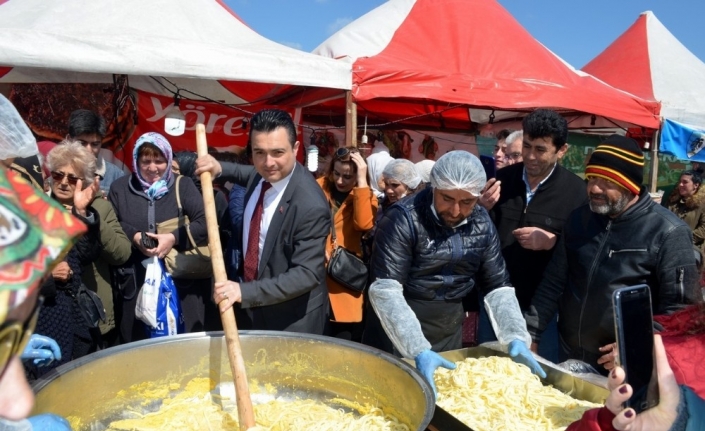Mudanya’da yaşayan binlerce Karadenizli sahilde festival düzenleyip horon tepti.Mudanya Karadenizliler