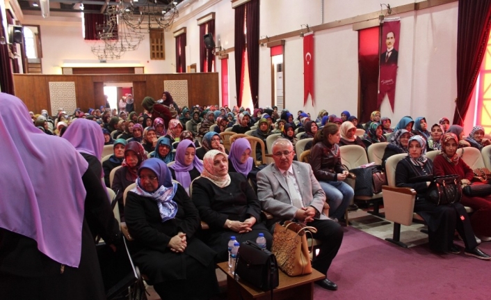Bandırma Müftülüğü “Aileyi koruyan değerler” adlı konferans düzenledi.Bandırma Santral Kültür