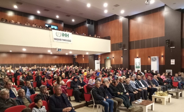 Bursa’nın Yenişehir ilçesinde düzenlenen “Namazla Diriliş” konferansına vatandaşlar büyük ilgi