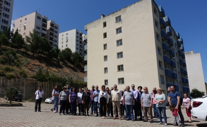 İzmir’in Narlıdere ilçesinde 140 daireli sitedeki evler hakkında mahkemeden alınan