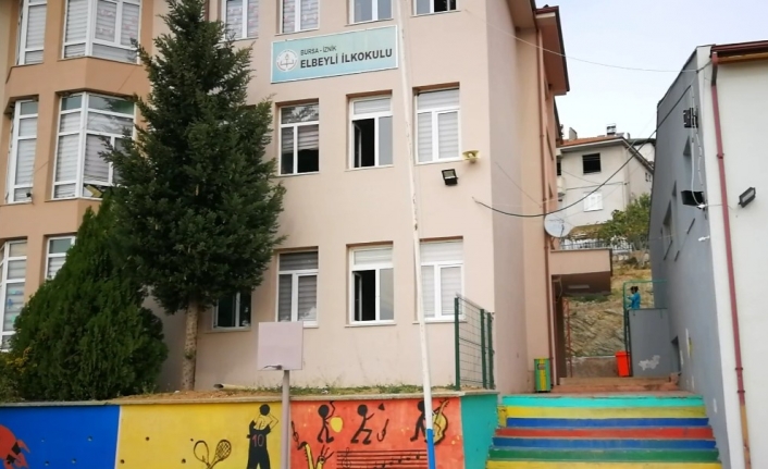  Türkiye'de 10 Kasım Atatürk'ü Anma Törenlerinde İlkokul Öğrencilerine Yaptırılan