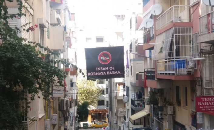  İzmir'in Konak İlçesindeki Mahalleli, Trafik Yoğunluğunun Fazla Olduğu Sokakta