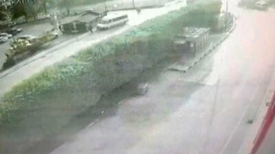  Bursa'da Kaldırımda Yürüyen Öğrencilerin Arasına Dalıp, Okula Giden 15