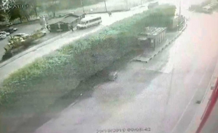  Bursa'da Kaldırımda Yürüyen Öğrencilerin Arasına Dalıp, Okula Giden 15