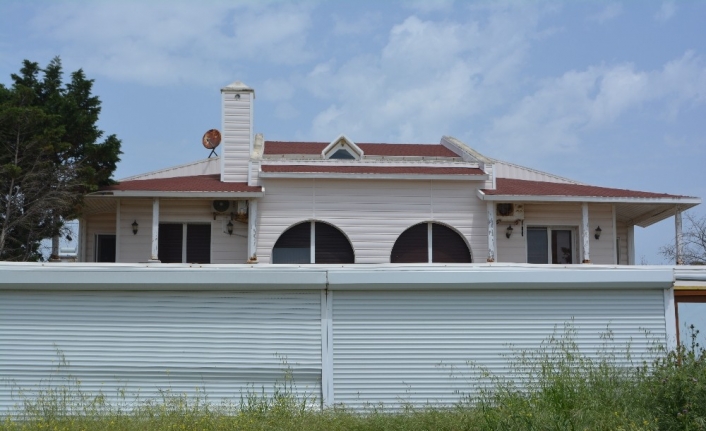 Balıkesir’in Ayvalık ilçesinde, türkücü Yavuz Bingöl’ün 2012 yılında ünlü sanatçı