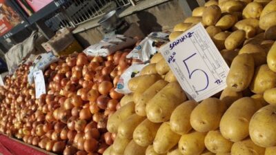İzmir’in tarım bahçesi olarak bilinen Küçükmenderes Havzasında patates fiyatları pazarda
