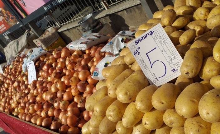 İzmir’in tarım bahçesi olarak bilinen Küçükmenderes Havzasında patates fiyatları pazarda