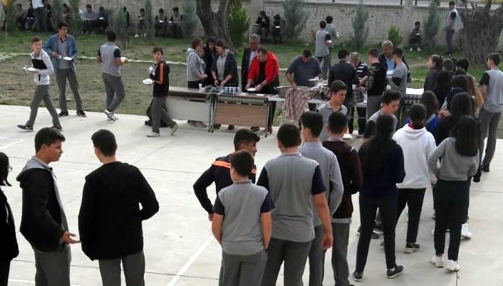 Saniye Hüseyin Balya Mesleki Ve Teknik Anadolu Lisesi’nin Okul Bahçesinde