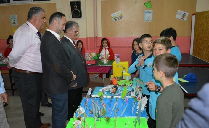 Balıkesir’in Erdek ilçesi Ocaklar İlkokulu öğrencileri okudukları hikaye kitaplarının kahramanlarının