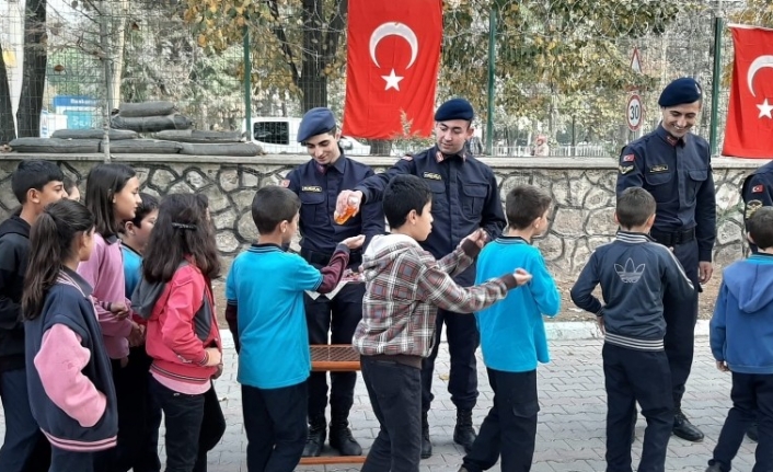 Kepsut İlçesinde Bulunan Oktay Koçman Ortaokulu Öğrencileri Jandarma Komutanlığını