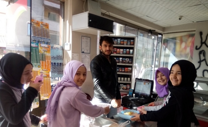  Öğrenciler Kapı Kapı Gezip Gül Suyu Döküp Lokum Dağıttı