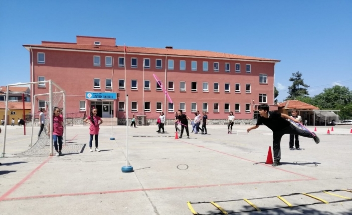 Balıkesir’in Bigadiç ilçesinde 2 öğretmen, öğrencilerin spor yapmaları için okullarına