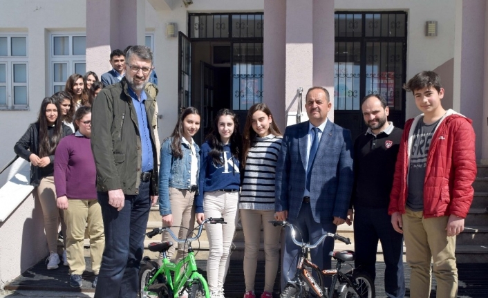 Bursa’nın Mustafakemalpaşa ilçesinde TOKİ Hamzabey Anadolu Lisesi öğrencileri, proje kardeşlerine