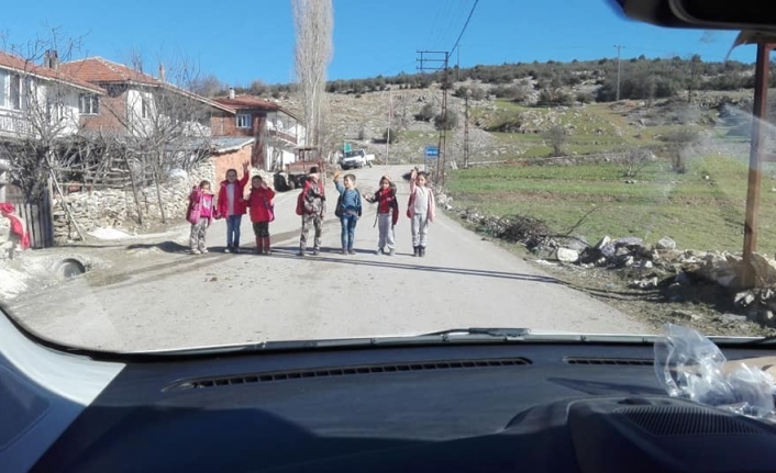 Bursa’da köylü öğrenciler, tayini çıkan öğretmenlerini göndermemek için kendilerini aracın