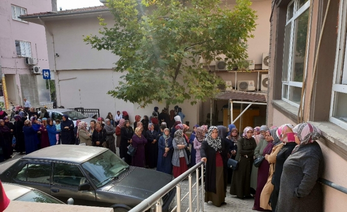  HükÛmet Binasının Önünde Kuyruklar Oluştu.