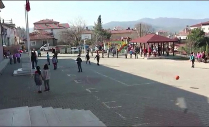Bursa’nın Orhaneli ilçesinde Sait Yılmaz İlkokulunda sosyal deney maksadıyla okul
