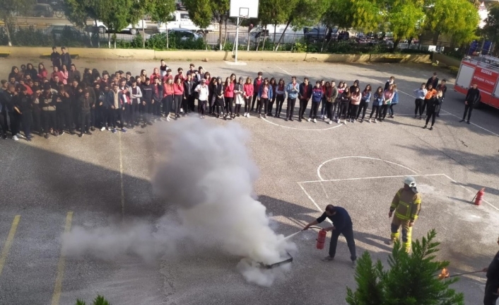  Mustafakemalpaşa İlçesinde İtfaiye Tarafından Okulda Yangın Tatbikatı Yapıldı.