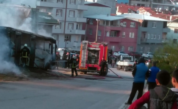 Bursa’da okulun yanında park halindeki otobüs alev alev yandı, öğrenciler