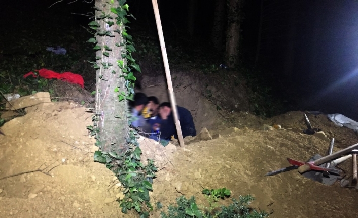 Bursa’da gece vakti ormanlık alanda kaçak kazı yaparken polise yakalanan
