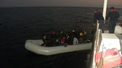  İzmir'in Dikili İlçesinde, Sahil Güvenlik Ekipleri 38 Düzensiz Göçmen