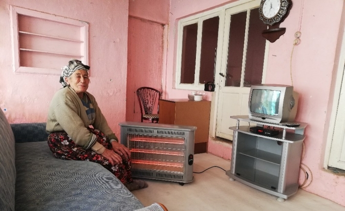 Bir lokma ekmeğini kedilerle paylaşan ve Ödemiş’i adım adım dolaşıp