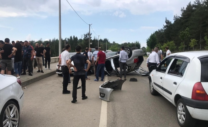  Bursa’da Direksiyon Hakimiyetini Kaybeden Sürücü Önce 3 Tane Ağaca