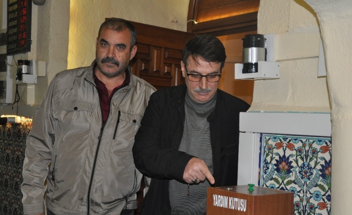  Önce Dua Etti Sonra Kapıyı Kırıp Camiyi Soydu
