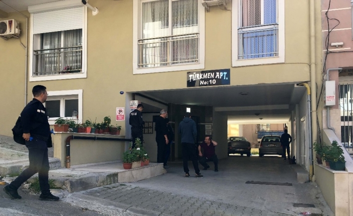 İzmir’in Konak ilçesinde bir kişi, boşanma sürecinde olduğunu eşini silahla