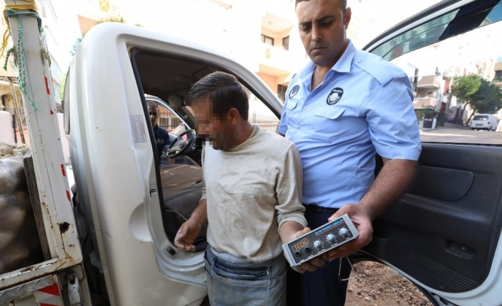  İzmir'in Buca İlçesinde, Anons Cihazlarıyla Mahallelerde Gezen Ve Gürültü