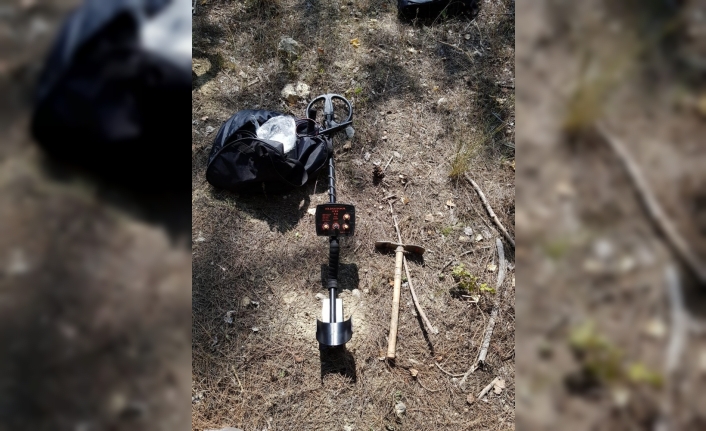  Bursa'nın İnegöl İlçesinde Jandarma Ekipleri Ormanlık Alanda Kaçak Kazı