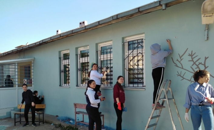 Balıkesir’in Ayvalık ilçesinde, Onbeş Eylül Ortaokulu’nun öğrencileri ‘Fırçanı al, Okula