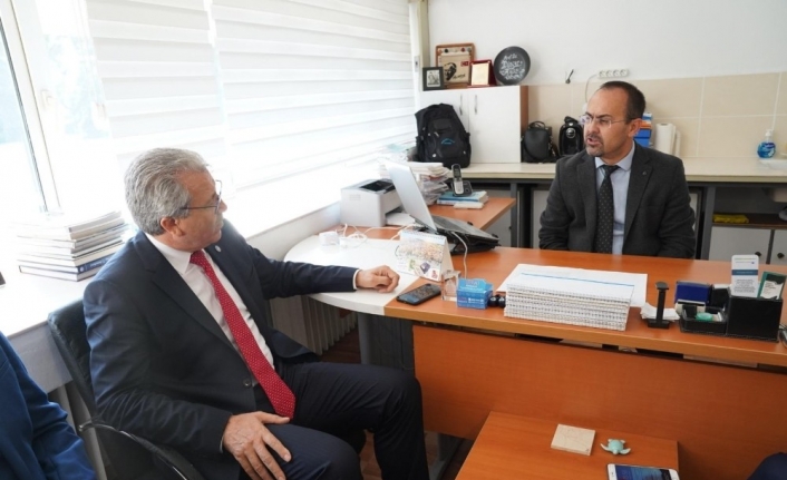  Ege Üniversitesi (eü) Rektörü Prof. Dr. Necdet Budak’ı (fotoğrafta