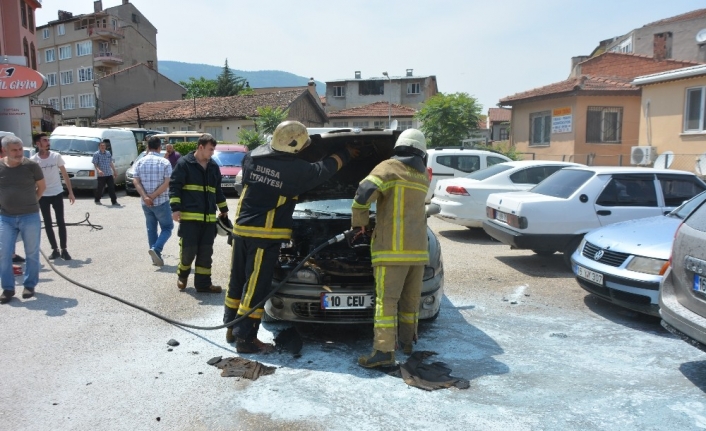 Bursa’da bir firmanın otoparkında bulunan otomobil, motor kısmından alevlere teslim