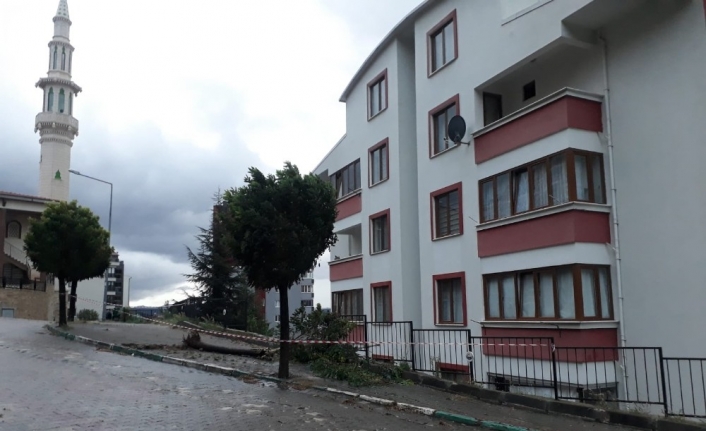  Gemlik'te Otomobil Bina Boşluğuna Uçtu