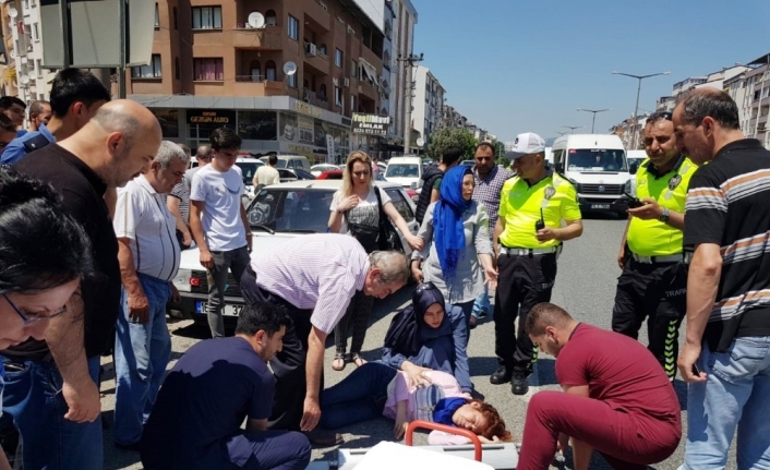 Bursa’da yaya geçidine kapalı olan yerden geçmeye çalışan 2 kadın,
