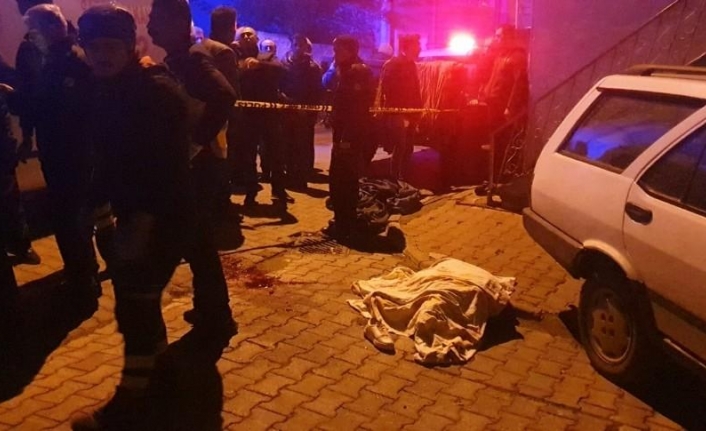  Bursa İznik'te Otomobil, Çarptiği Motosikletin Arkasında Bulunan Kadını Altına