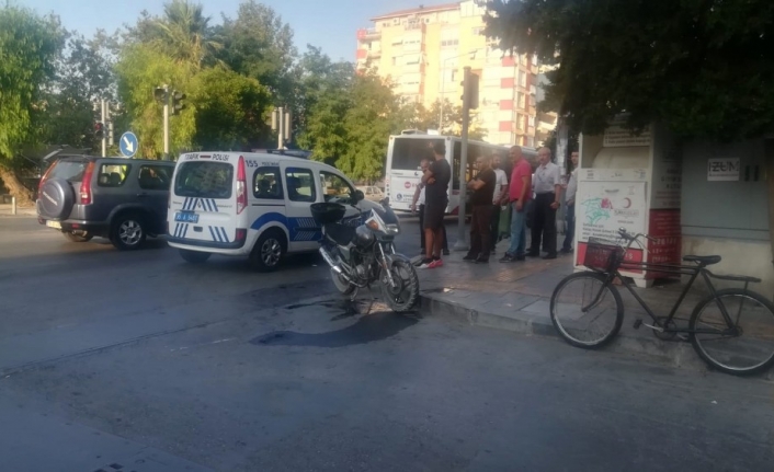  İzmir’in Konak İlçesinde Otomobilin Çarptiği Motosiklet Sürücüsü Ağır Yaralandı
