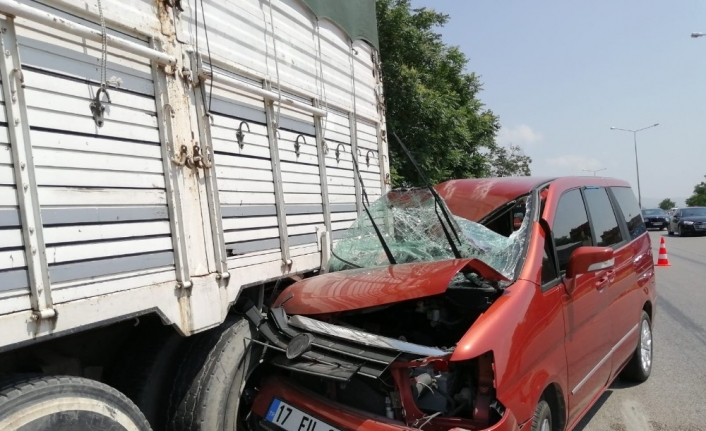 Bursa’nın Karacabey ilçesinde bir otomobilin park halindeki kamyona çarpması neticesi