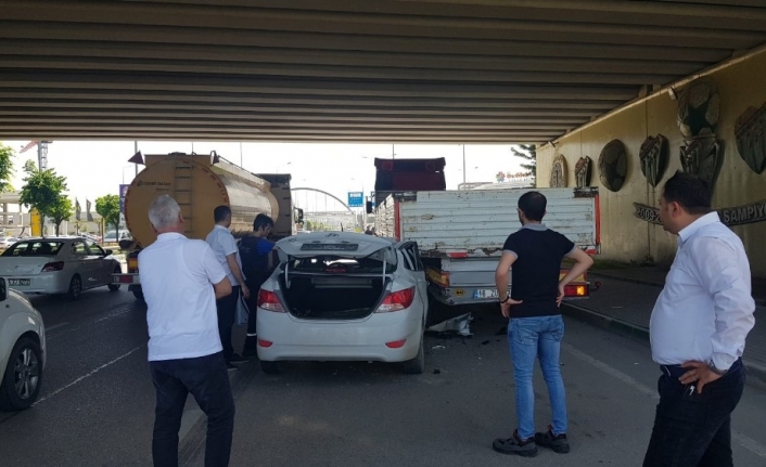 Bursa’dan İzmir istikametine giden otomobil yolun kenarına park etmiş tıra