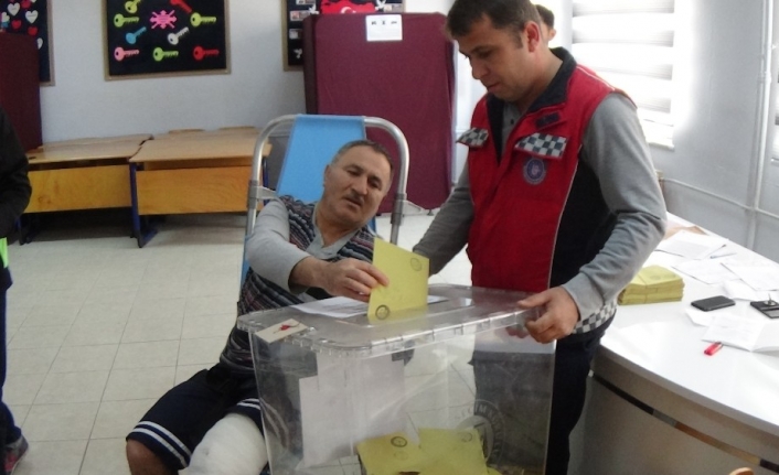 Bursa’da sandığa kendi imkanlarıyla gidemeyen vatandaşlar, ambulanslarla okullara götürülerek oy