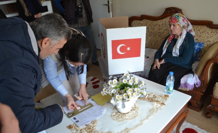 Bursa’nın İnegöl ilçesinde yatağa bağımlı engelli ve hasta seçmenler, evlerine