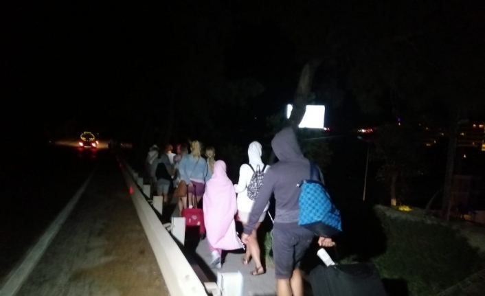  Turistler, Yangının Söndürülmesiyle Birlikte Tedbir Amaçlı Boşaltılan Otellerine Geri