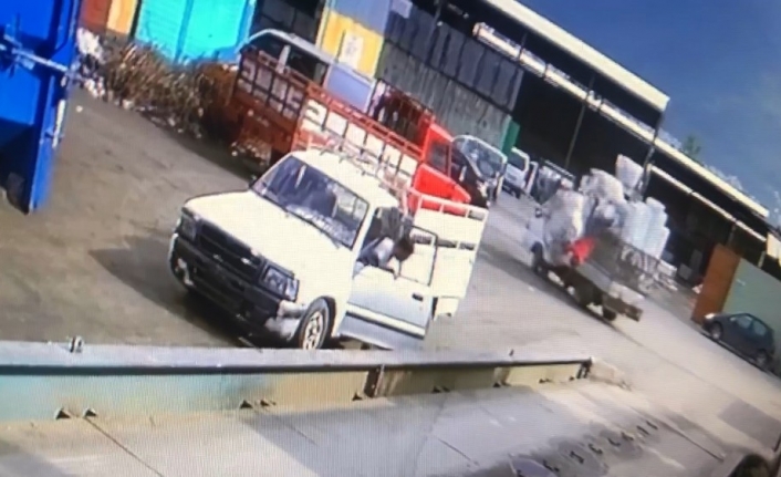  Bursa’da 13 Yaşındaki Oğlunun Sürdüğü Hurda Yüklü Kamyonetin Kasasından