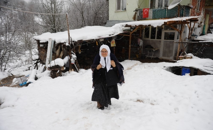 Bursa’da ikamet eden 85 yaşındaki kadın, ilerleyen yaşına rağmen kar