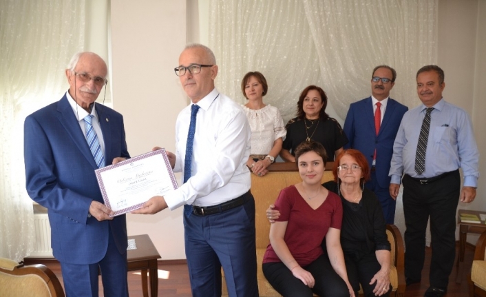  Balıkesir'de Yaşayan Ömer Ünal, 86 Yaşında İkinci Üniversiteden Mezun