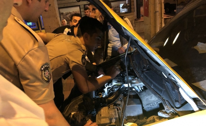  Bursa’da Otomobilin Motoruna Sıkışan Kedi Vatandaş Ve Bekçiler Tarafından