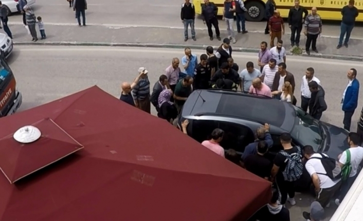 Bursa’da merkezi kilit sistemi arıza yapan otomobilin içerisinde mahsur kalan