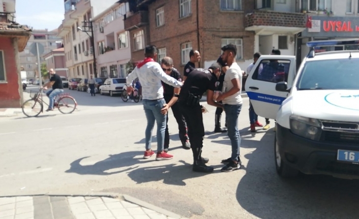  Bursa'nın İnegöl İlçesinde Boyunlarına Bağladıkları Bayraklarla Gezen Bazı Gençler,