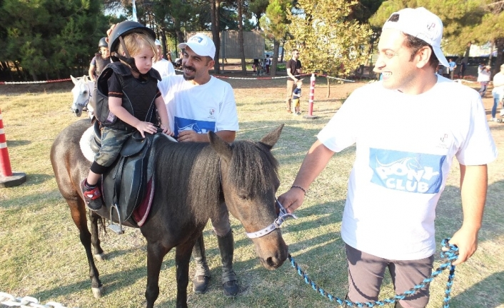  Türkiye Jokey Kulübü'nün Özel Çocuklarin Terapisinde Kullandığı Ve "pony